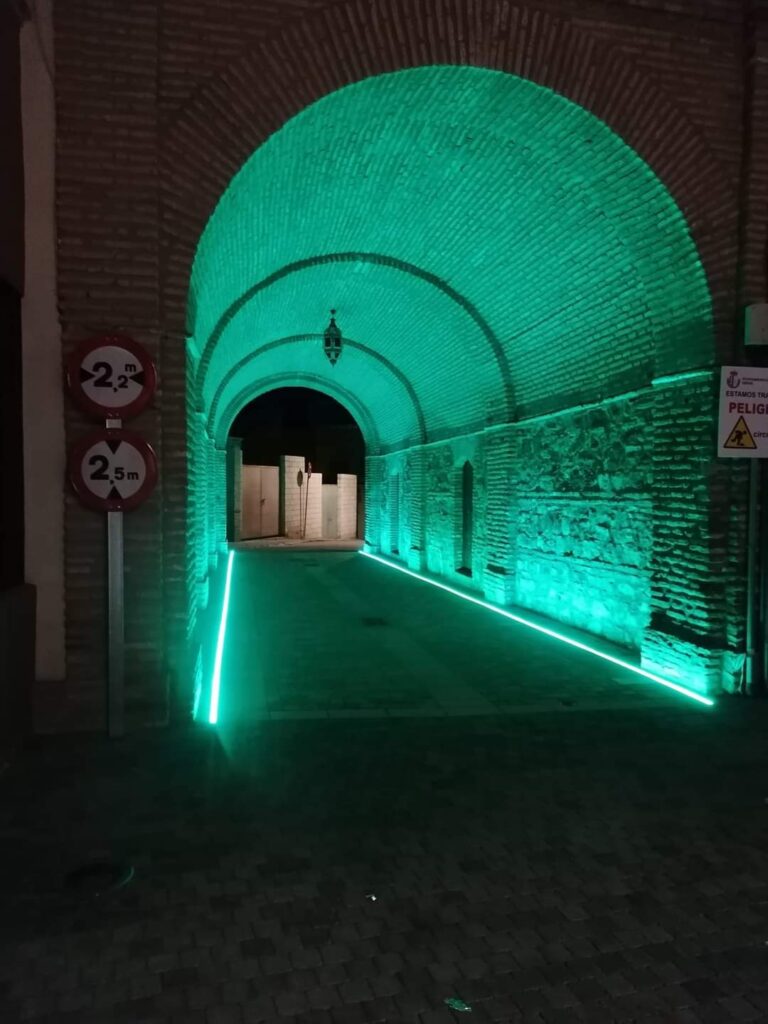 Iluminación arco y biblioteca